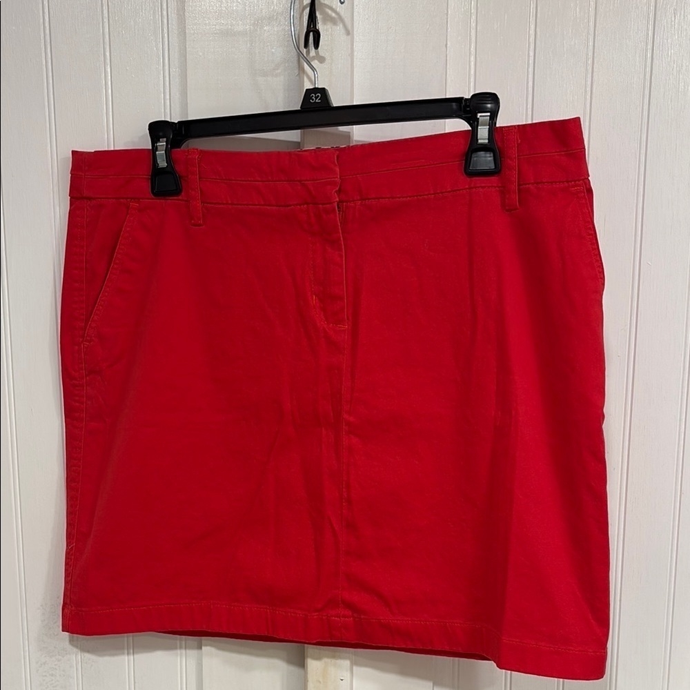 Cambridge dry goods, 97% cotton Red, short Skirt with back pockets. Size 10
